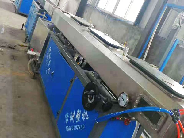 內鑲貼(tiē)片式滴灌帶生產線