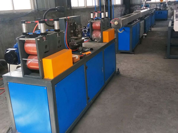 內鑲貼（tiē）片式滴灌帶生產（chǎn）線