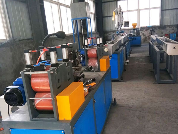 內鑲貼片式滴灌帶生產線