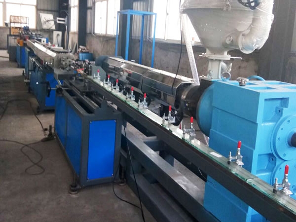 內鑲貼片式滴灌帶（dài）生產線