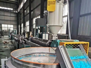 內鑲貼片式滴灌帶（dài）生產線